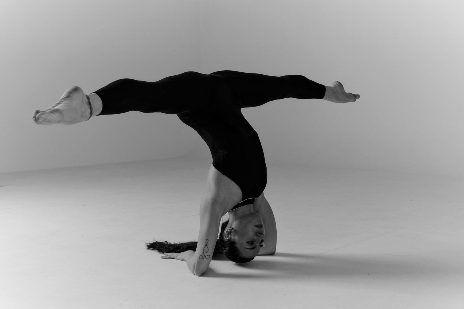 Martina in verticale con gambe in spaccata orizzontale
